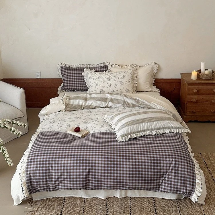 Patchwork-Bettgarnitur im Vintage-Landhausstil mit Volant und Spitzenkante