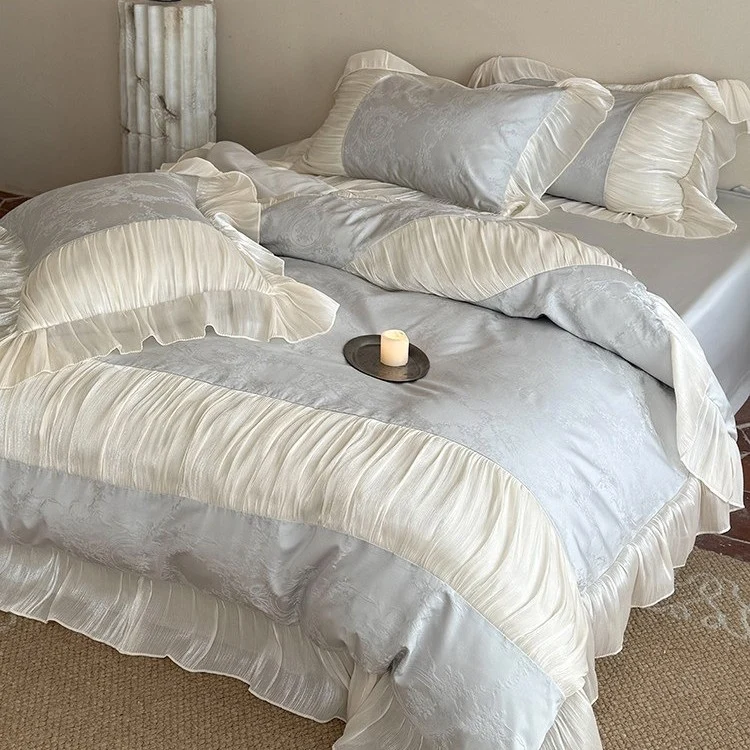 Luxus-Satin-Bettgarnitur im Vintage‑Stil mit plissiertem Volant und Zierkissen