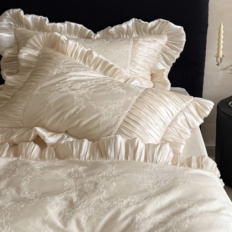 Luxuriöses Rüschen-Bettwäscheset aus Satin mit Jacquardmuster und Plisseekanten