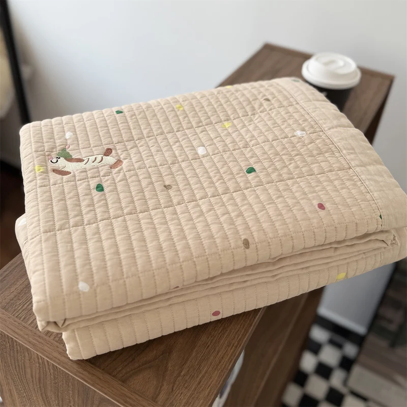 Gestepptes Baumwoll-Tagesdecke mit feiner Streifenstruktur und Kirsch-Stickerei