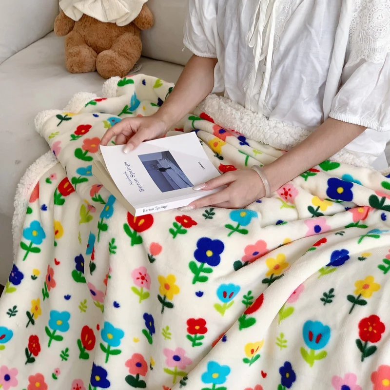 Wendbare Flauschdecke mit Cartoon-Katzenmotiv und Teddyfutter