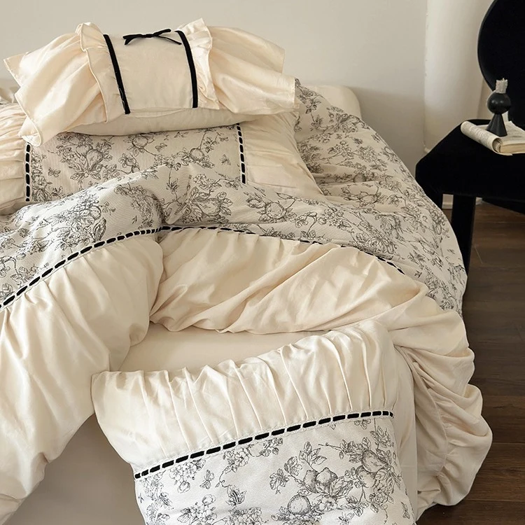 Romantische Baumwoll-Perkal Bettwäschegarnitur mit feinem Toile‑Print und Rüschenbesatz