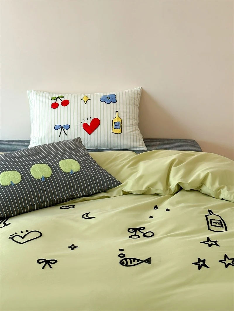 Verspieltes Baumwoll-Bettbezug-Set mit gestickten Motiven und weichem Spannbetttuch