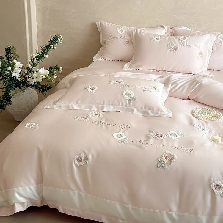 Luxuriöse Satinbettwäsche-Garnitur mit bestickten Rosenapplikationen und seidig glänzendem Finish