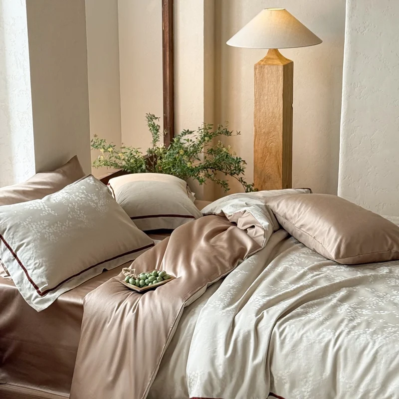 Premium-Bettwäsche-Set aus atmungsaktivem Baumwollmix mit kontrastierender Kedernaht