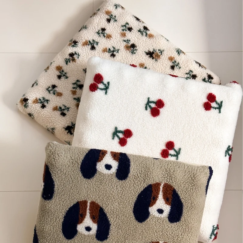 Oversize Sherpa-Clutch mit floraler Bouclé-Optik