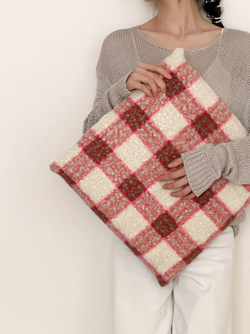 Oversize Sherpa-Clutch mit floraler Bouclé-Optik