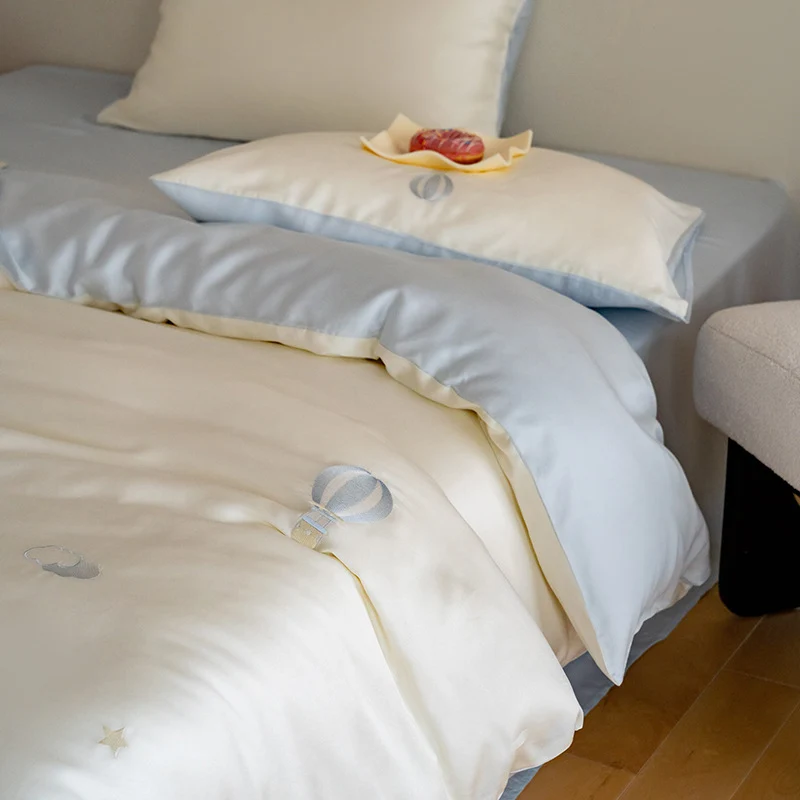 Luxuriöses Satin-Bettwäsche-Set mit gestickten Kirschmotiven, Wendefunktion und Plüsch-Hasenkissen