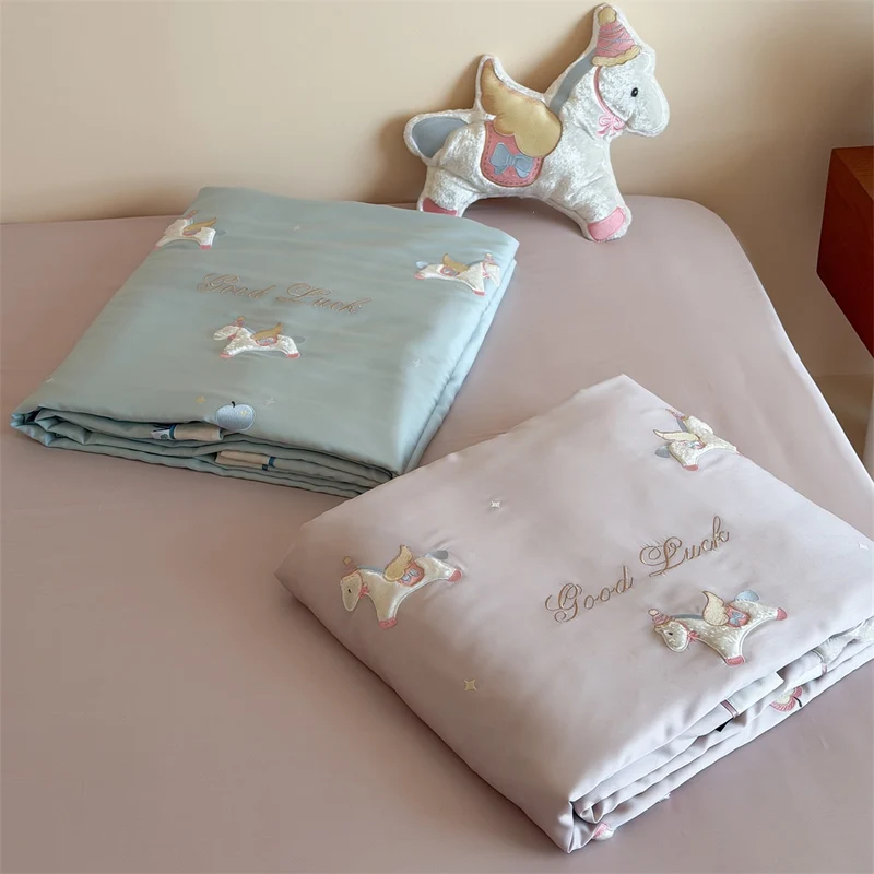 Kinder-Bettwäscheset mit applizierten Tierfiguren, satinierter Hülle und gesteppter Decke