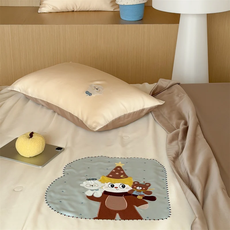Kinder-Bettwäscheset mit applizierten Tierfiguren, satinierter Hülle und gesteppter Decke