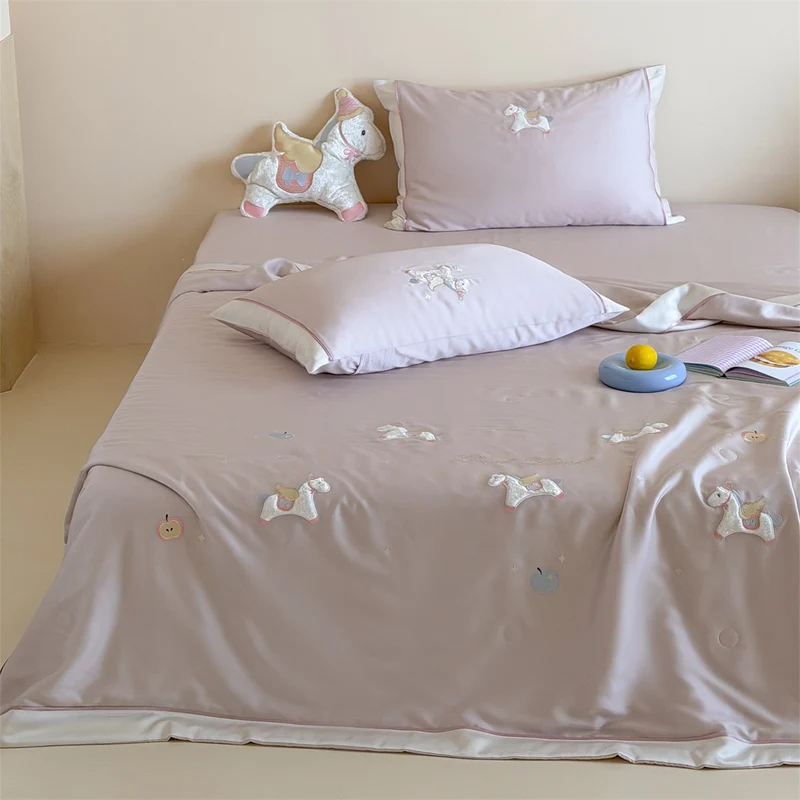 Kinder-Bettwäscheset mit applizierten Tierfiguren, satinierter Hülle und gesteppter Decke