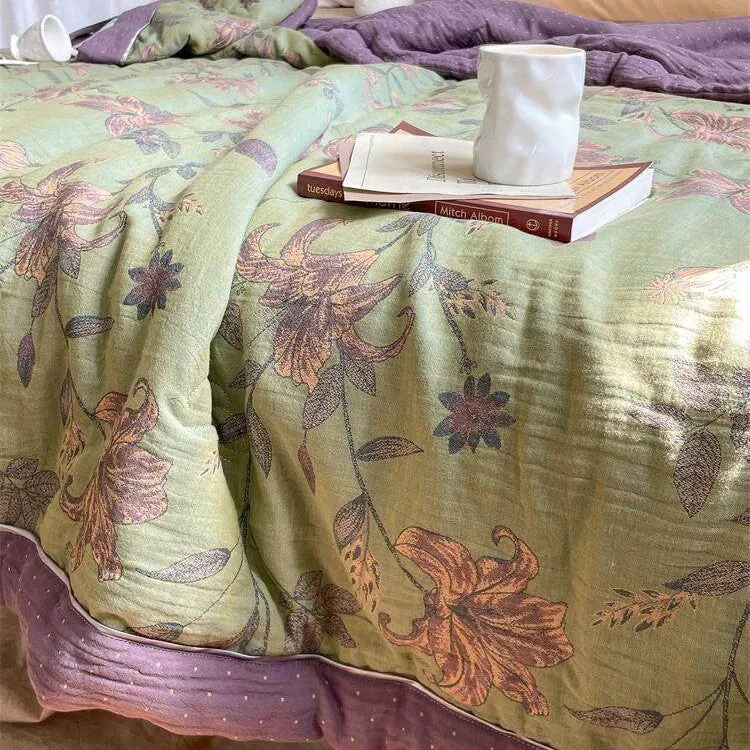 Leicht gesteppte Wohndecke im Retro-Blumenjacquard aus Baumwoll‑Leinen‑Mix