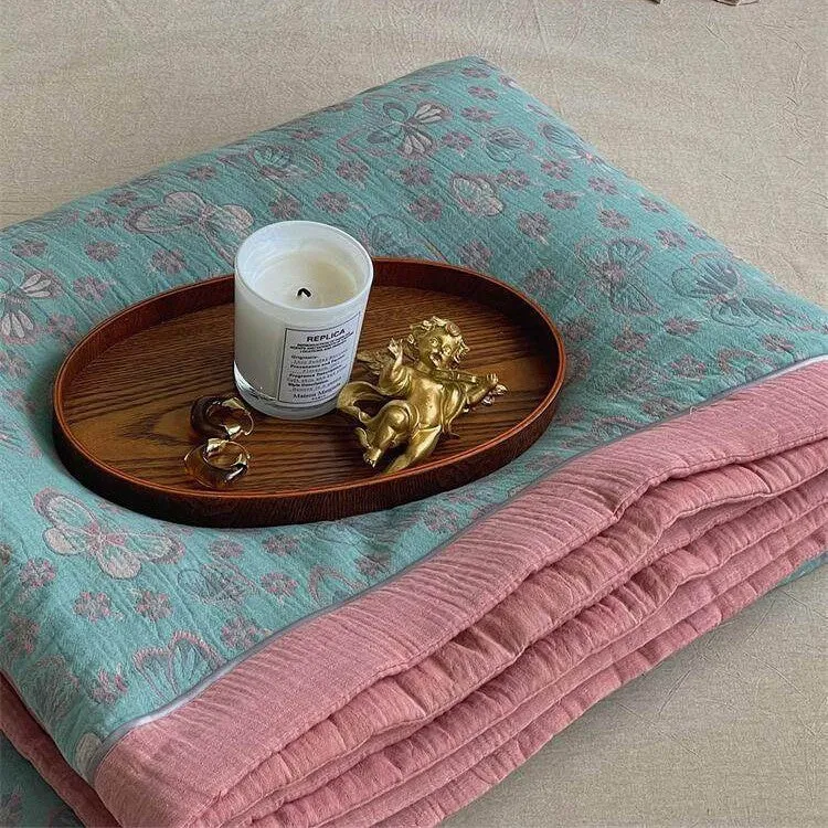 Leicht gesteppte Wohndecke im Retro-Blumenjacquard aus Baumwoll‑Leinen‑Mix