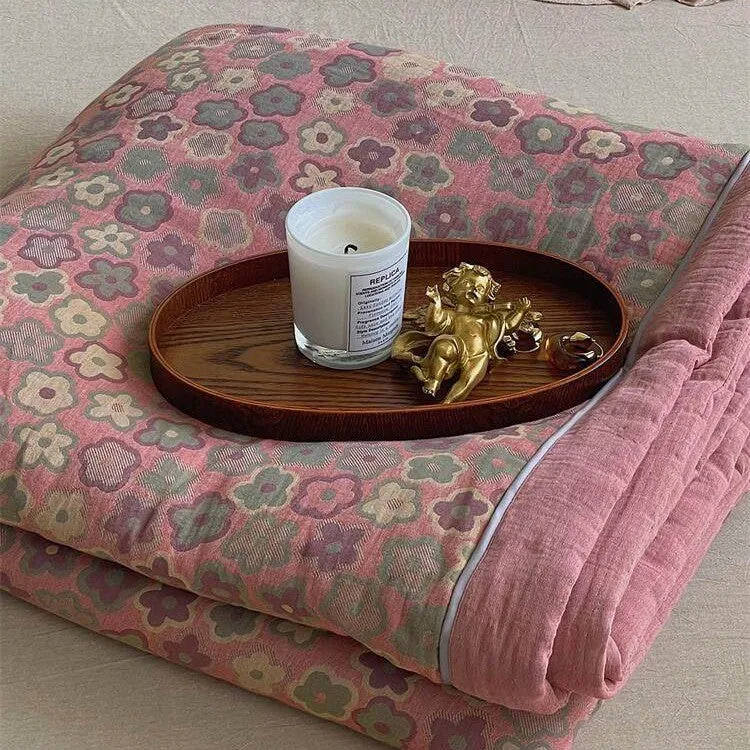 Leicht gesteppte Wohndecke im Retro-Blumenjacquard aus Baumwoll‑Leinen‑Mix