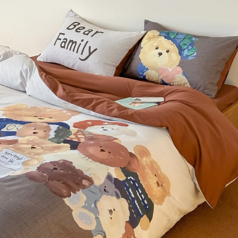 Mehrteiliges Bettbezug- und Kissenbezug-Set aus Baumwoll‑Musselin mit illustrativem Teddybär‑Familienprint