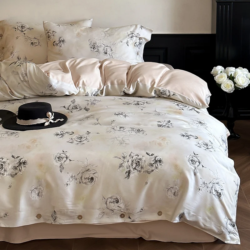 Luxuriöses Satin-Bettwäscheset mit zarten Rosenmotiven und Knopfleiste
