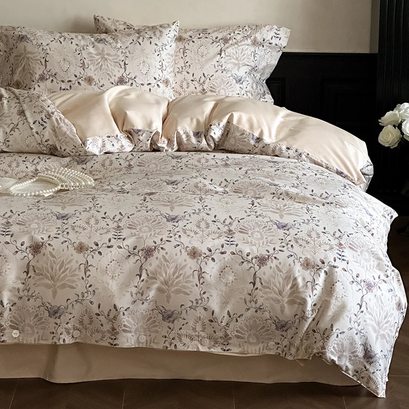 Luxuriöses Satin-Bettwäscheset mit zarten Rosenmotiven und Knopfleiste