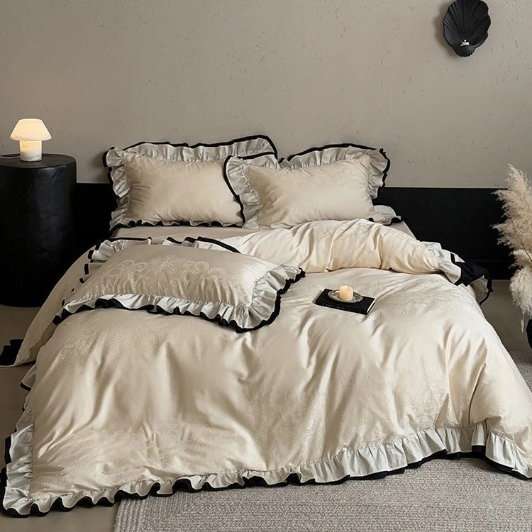 Romantisches Bettwäsche-Set mit Rüschenbordüre und feiner Jacquard-Stickerei