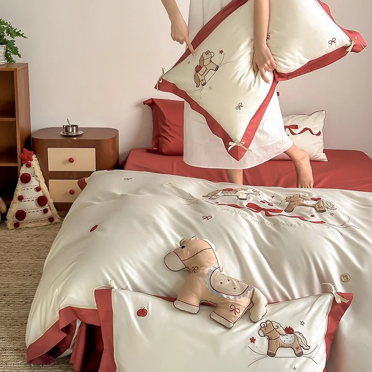 Kinder-Bettwäsche-Set aus Baumwollsatin mit besticktem Schaukelpferd-Motiv und kontrastiertem Saum