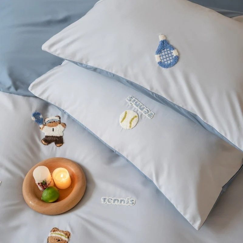 Kinder-Bettwäsche-Garnitur mit bestickten Dackel-Motiven aus weichem Baumwollsatin und Wendefunktion