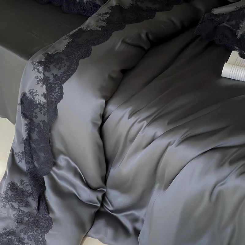 Luxuriöses Satin-Bettwäscheset mit feiner Spitzenbordüre