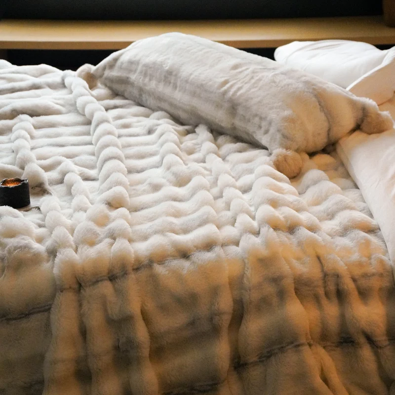 Luxuriöse Wendbare Kuscheldecke aus Kunstfell mit gestepptem Wellenmuster