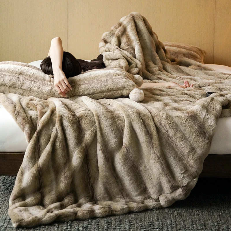 Luxuriöse Wendbare Kuscheldecke aus Kunstfell mit gestepptem Wellenmuster