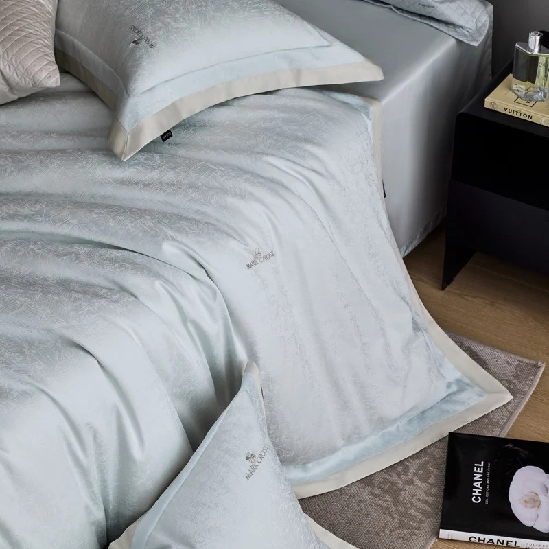 Premium-Bettwäschegarnitur aus Baumwollsatin mit dezentem Jacquard‑Relief und feinem Saum