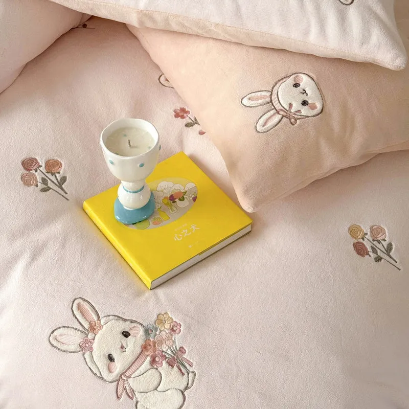 Niedliches Kinder-Bettwäscheset aus weichem Baumwoll-Frottee mit bestickten Katzen‑Applikationen und Kuschelplüschkissen