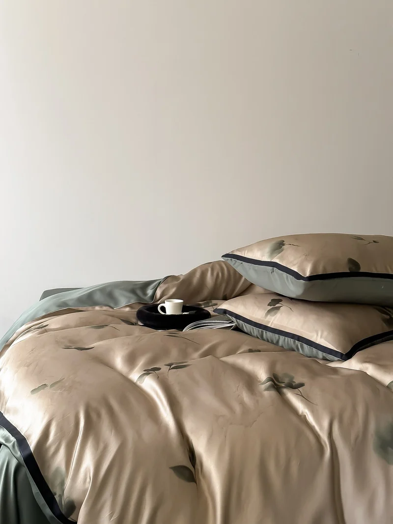 Luxus-Satin-Bettwäsche-Set mit floralem Druck und eleganten Kissenbezügen
