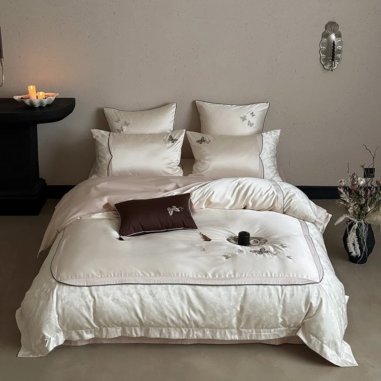Luxuriöses Satin-Bettwäscheset mit bestickten Schmetterlingen, Zierkissen und Quasten