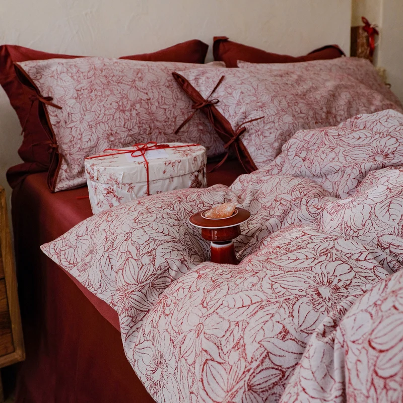 Gewebte Bettwäschegarnitur aus Baumwoll‑Leinen‑Mix mit dekorativem Blumenjacquard und feiner Kissenblende