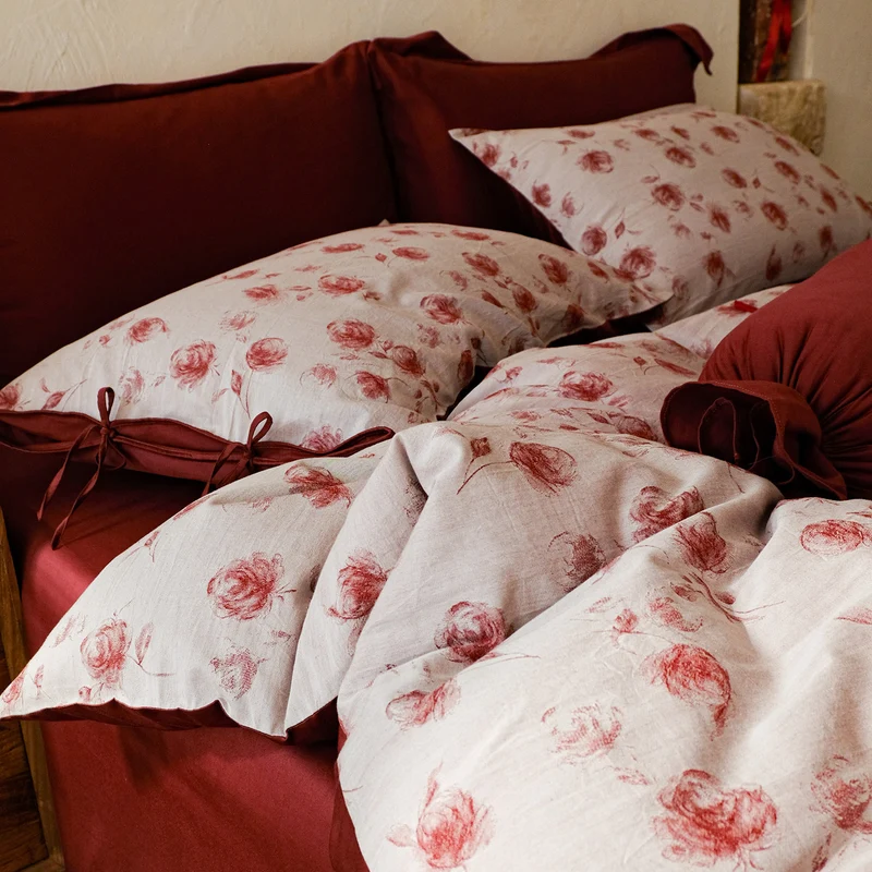 Gewebte Bettwäschegarnitur aus Baumwoll‑Leinen‑Mix mit dekorativem Blumenjacquard und feiner Kissenblende