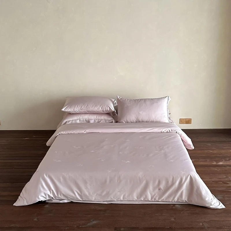 Luxuriöse Baumwollsatin-Bettwäschegarnitur mit besticktem Saum und feiner Paspelierung