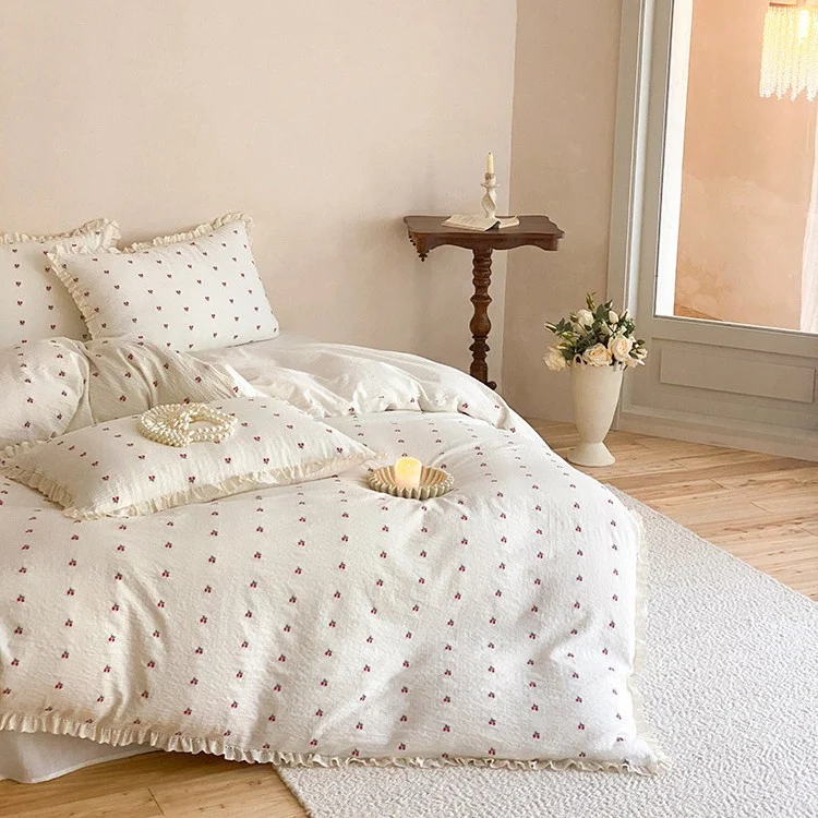Gestepptes Bettwäscheset aus Baumwoll‑Musselin mit zartem Kirschenprint und Rüschenkante