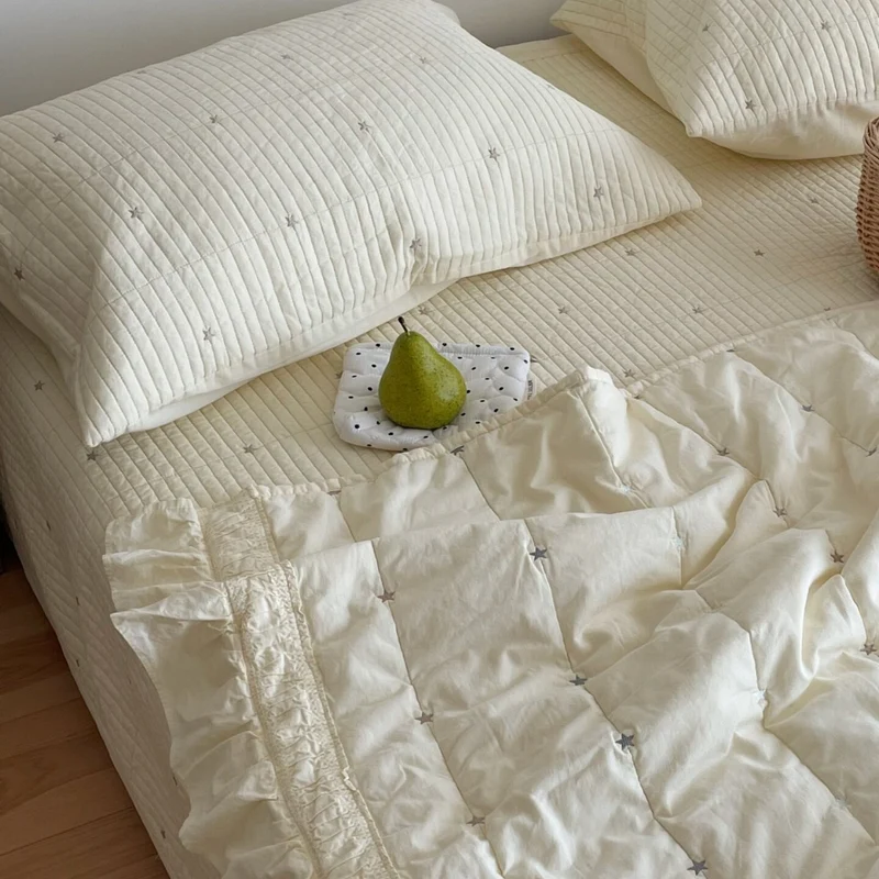 Gesteppte Tagesdecke mit feinen Längssteppungen und passenden Kissenbezügen