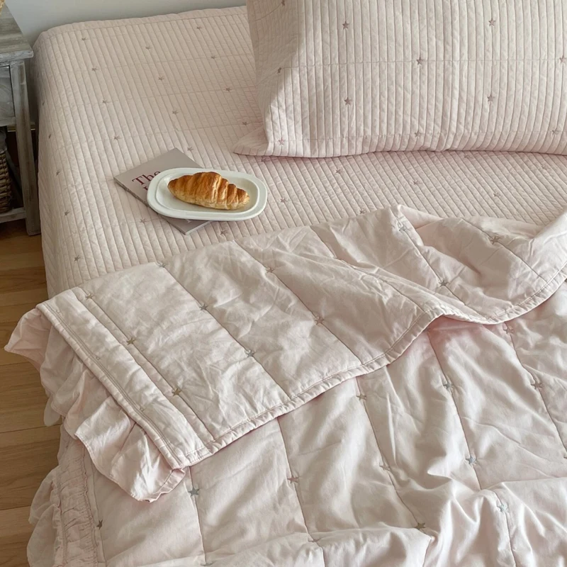 Gesteppte Tagesdecke mit feinen Längssteppungen und passenden Kissenbezügen