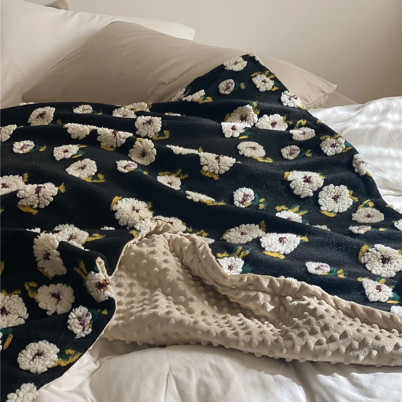 Kuscheldecke mit floraler Bouclé-Oberfläche und Minky-Wendefleece