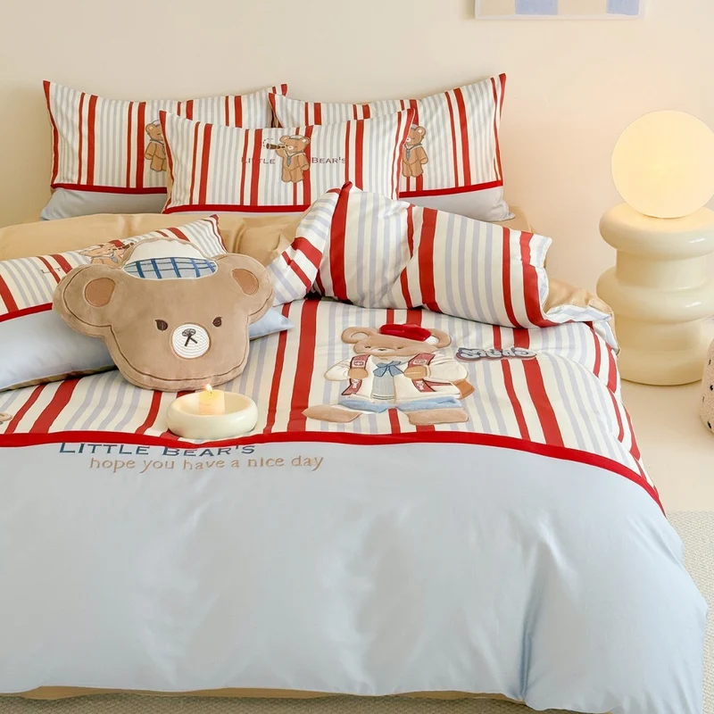 Kinderbettwäsche-Garnitur mit gesticktem Teddybär-Motiv und feinen Streifen