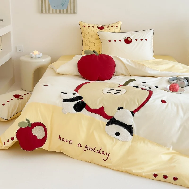 Kinder-Bettwäschegarnitur mit appliziertem Apfel- und Panda-Motiv