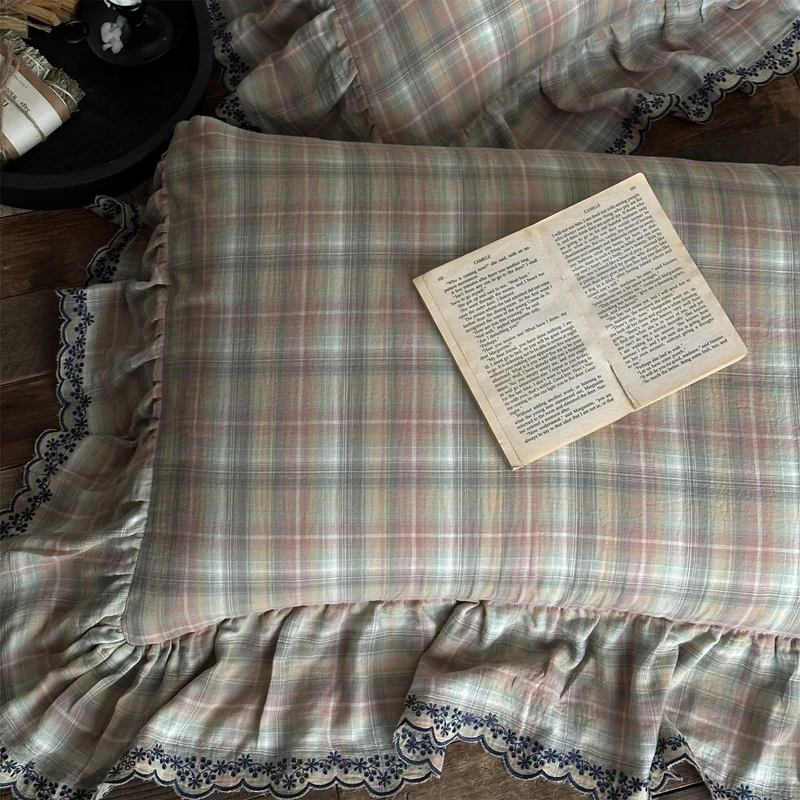Bettwäsche-Set mit Karomuster, Rüschen und Spitzenbesatz