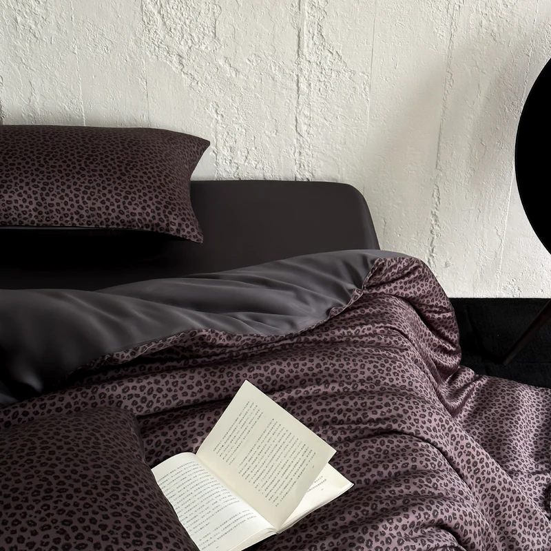 Wendbares Satin-Bettbezug-Set mit feinem Leopardenmuster und seidigem Griff
