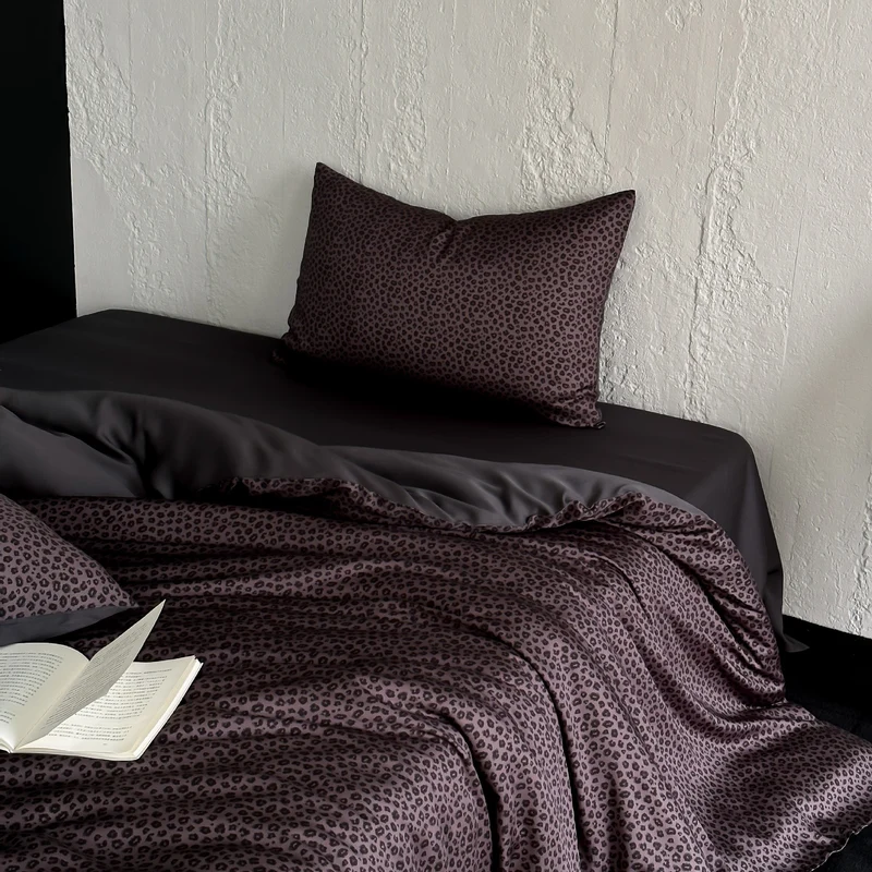 Wendbares Satin-Bettbezug-Set mit feinem Leopardenmuster und seidigem Griff