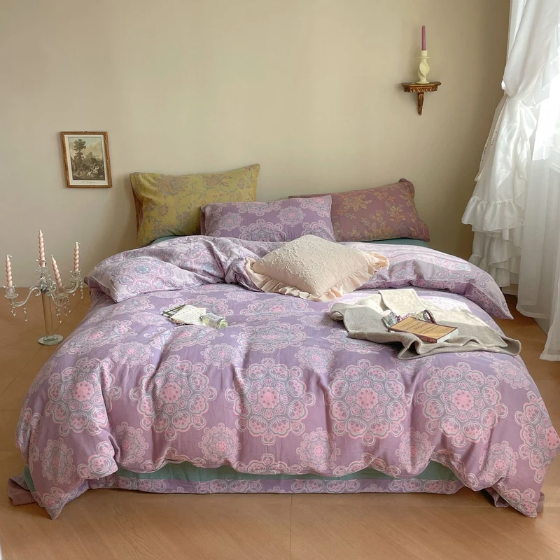 Wendbares Bettwäsche-Garnitur-Set aus Baumwoll-Leinen mit zartem Blumenprint und gesteppter Decke