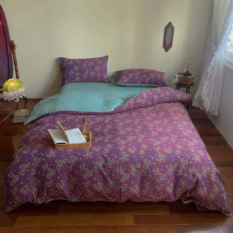 Wendbares Bettwäsche-Garnitur-Set aus Baumwoll-Leinen mit zartem Blumenprint und gesteppter Decke