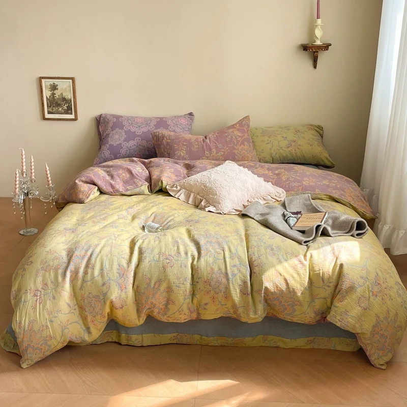 Wendbares Bettwäsche-Garnitur-Set aus Baumwoll-Leinen mit zartem Blumenprint und gesteppter Decke