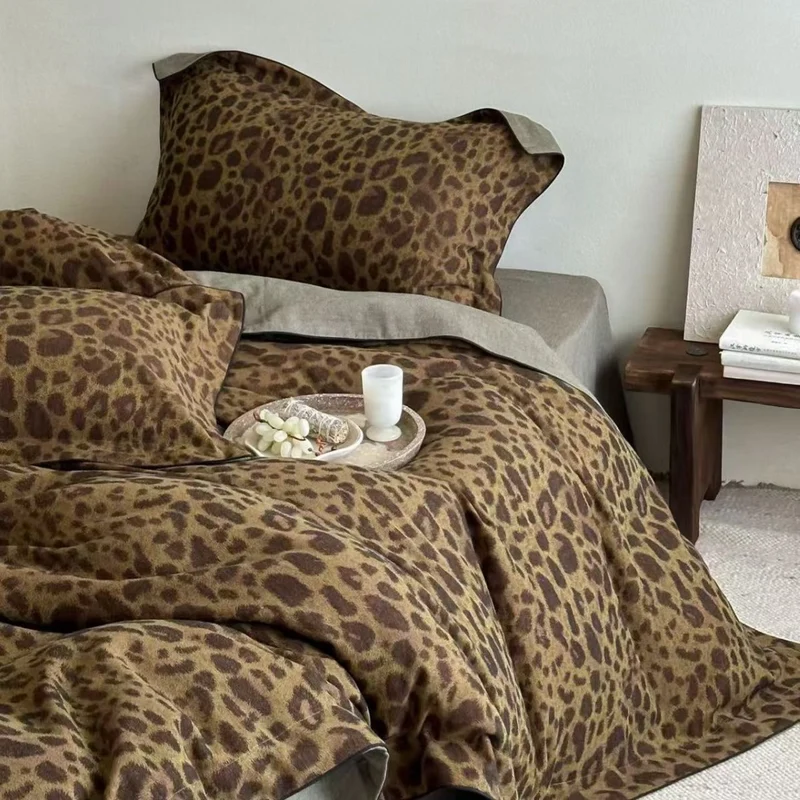 Wendbares Baumwollsatin-Bettwäsche-Set mit Leopardenmuster und kontrastierter Einfassung