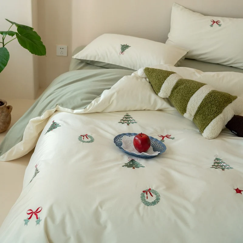Bestickte Baumwoll-Bettwäsche-Garnitur mit weihnachtlichen Tannen- und Kranz-Emblemen