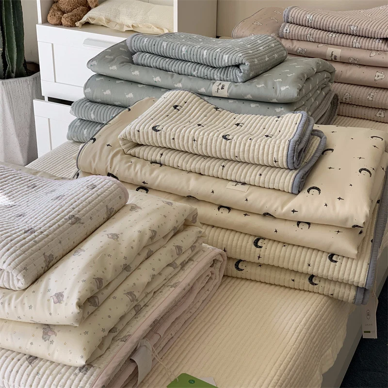 Gepolsterte Kinderbettauflage und Spielmatte aus gesteppter Baumwolle mit Entchen‑Print