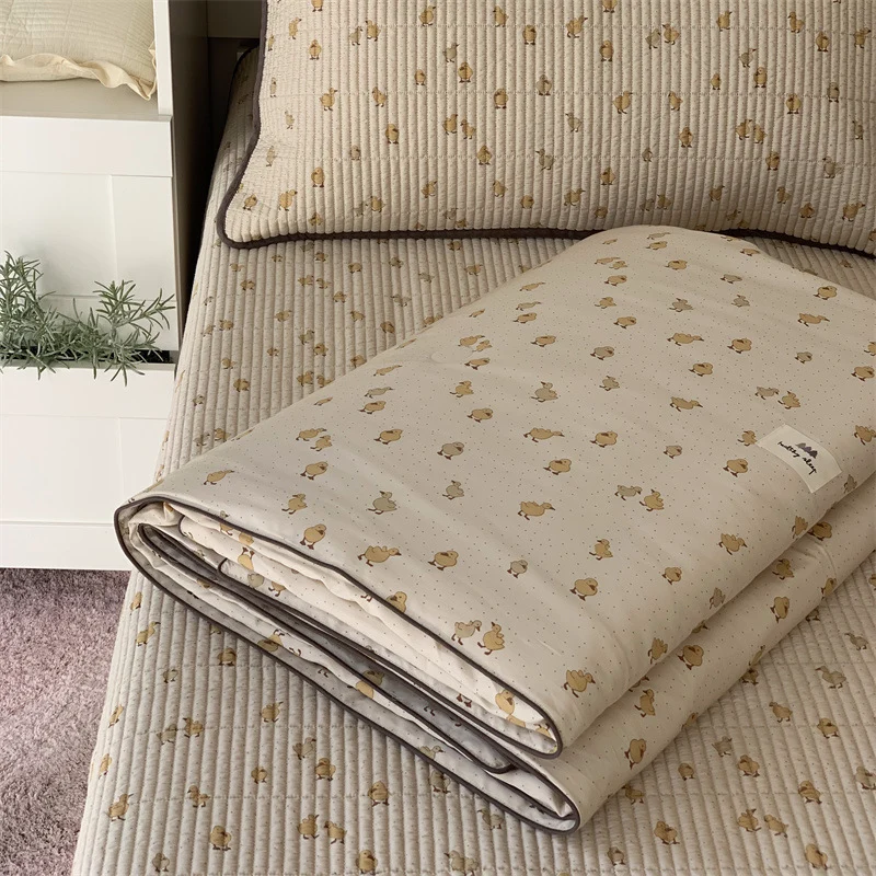 Gepolsterte Kinderbettauflage und Spielmatte aus gesteppter Baumwolle mit Entchen‑Print